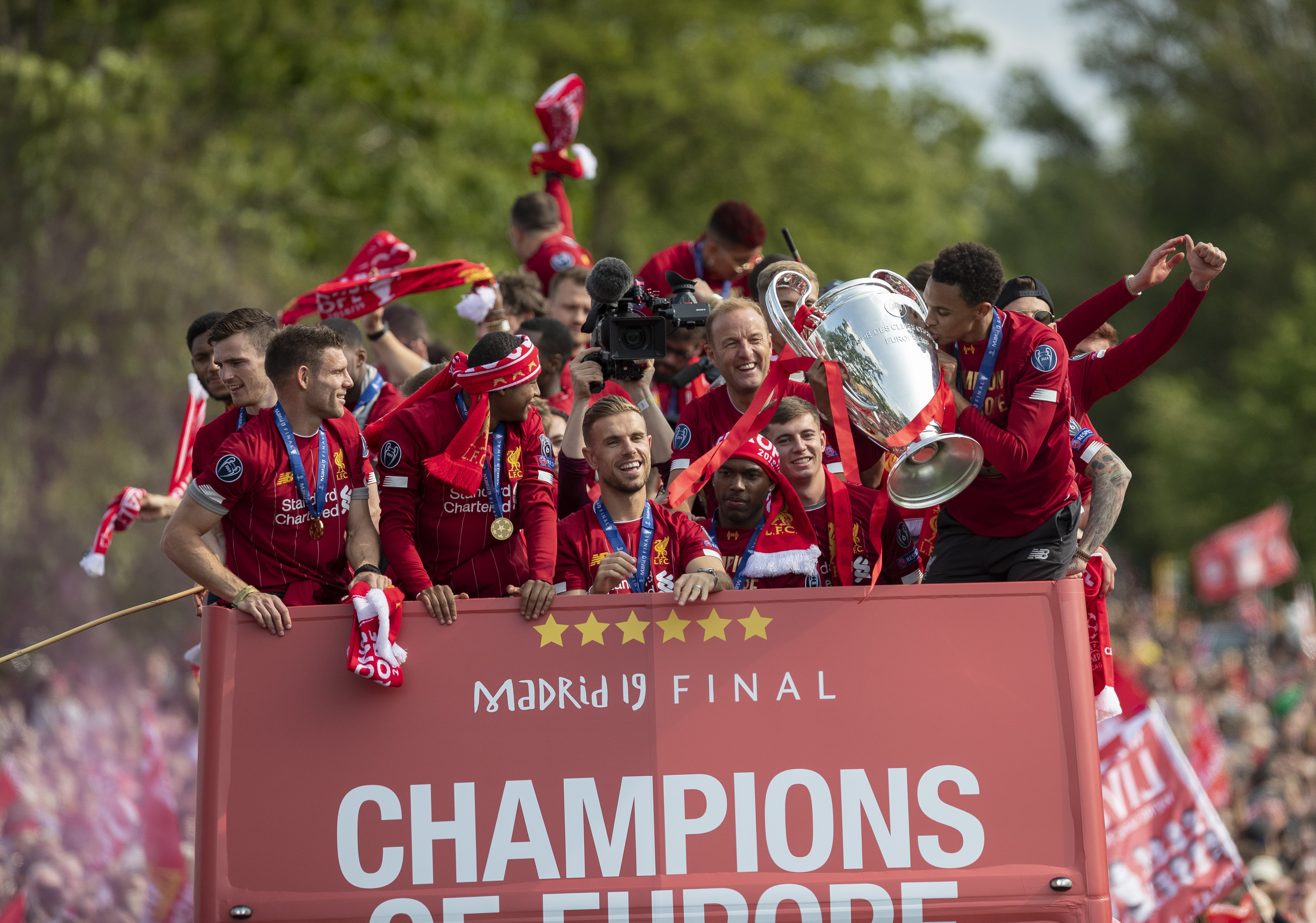 快速抓取！ Top Esports 超级话题粉丝：抓捕兄弟和教练红米尊重并祝福 Tian 抓取剪辑