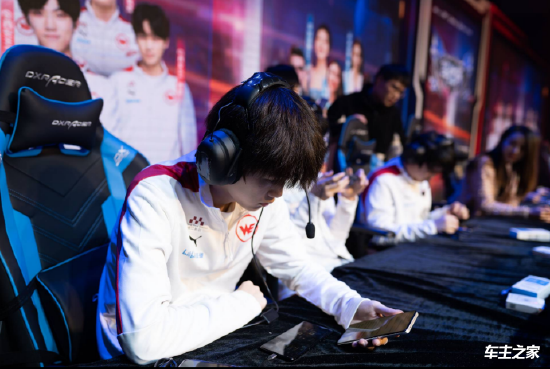 TES官博发布拍摄返图：上中野下带二队弟弟加班